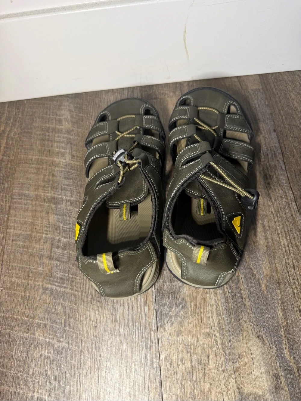 Men's Olive Green Closed-Toe Outdoor Sandals - Casual Comfort